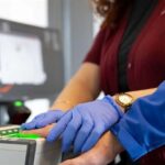 Сдача отпечатков пальцев в США: ответы на все важные вопросы о биометрической проверке