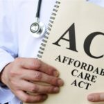 Как федеральные законы США в сфере медицинского обслуживания и социальных льгот влияют на жителей и иммигрантов?