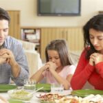 Почему в США многие молятся перед приемом пищи?