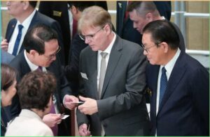 Чем отличается консул от посла США