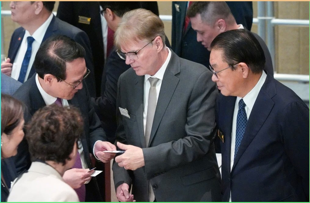 Чем отличается консул от посла США