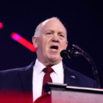 Том Хоман анонсирует усиление иммиграционной политики в Нью-Йорке