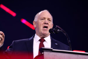 Том Хоман анонсирует усиление иммиграционной политики в Нью-Йорке