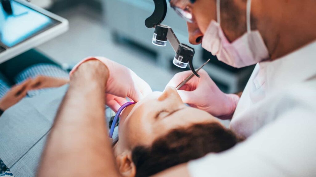 Почему лечение зубов в США стоит так дорого: