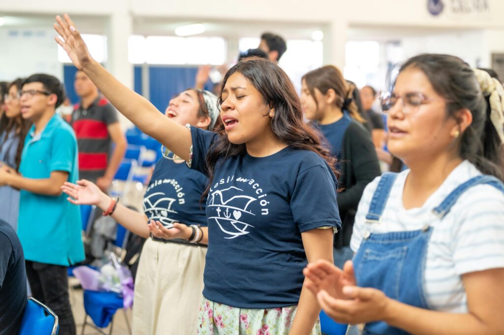 как церковные молодежные группы помогают иммигрантам адаптироваться в США