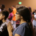 как церковные молодежные группы помогают иммигрантам адаптироваться в США