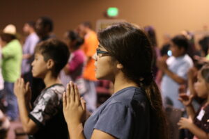 как церковные молодежные группы помогают иммигрантам адаптироваться в США