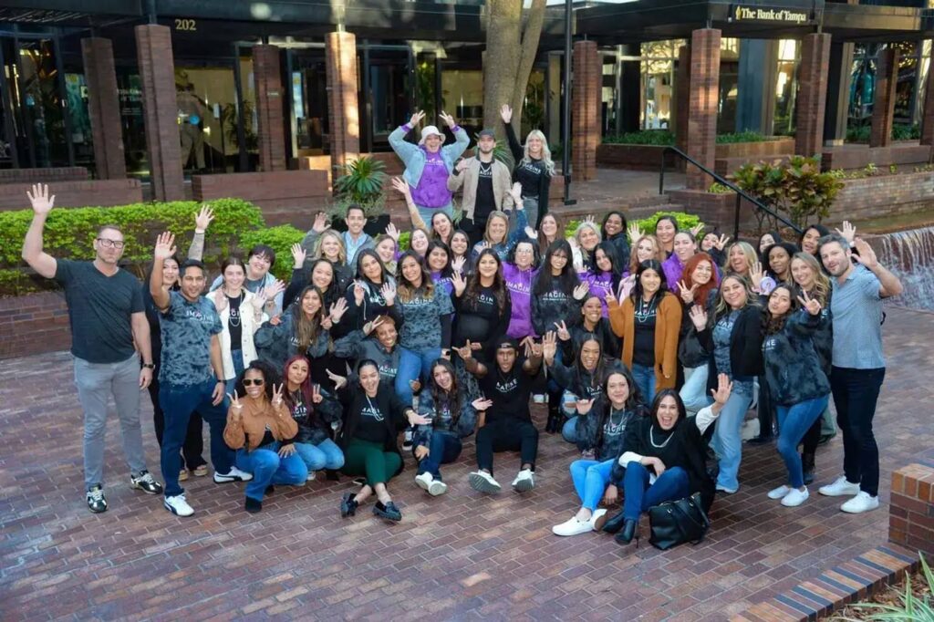 как церковные молодежные группы помогают иммигрантам адаптироваться в США