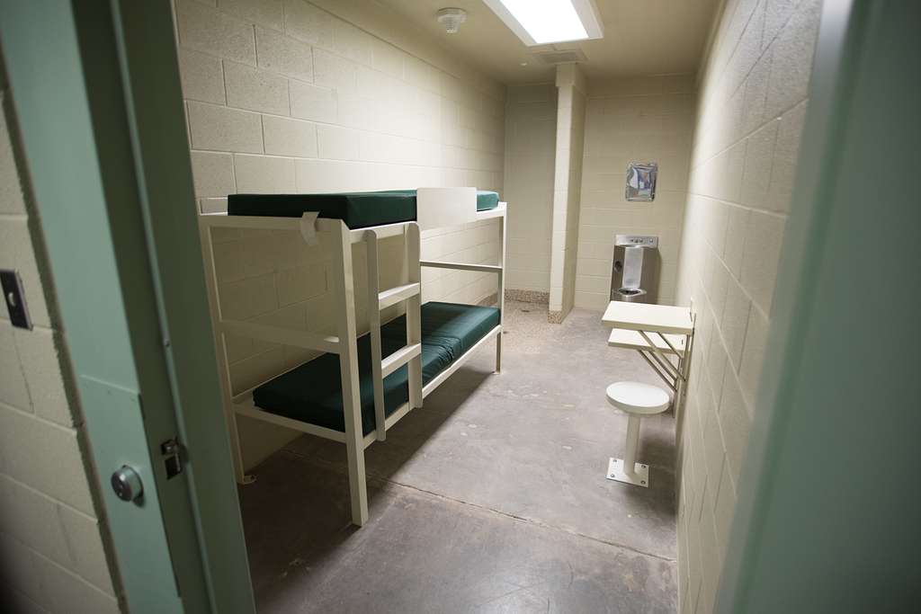 От складов к тюрьмам ICE