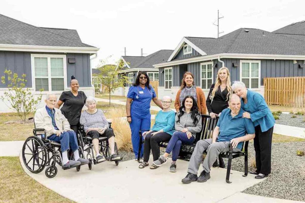 Чем отличается Senior Housing от Assisted Living